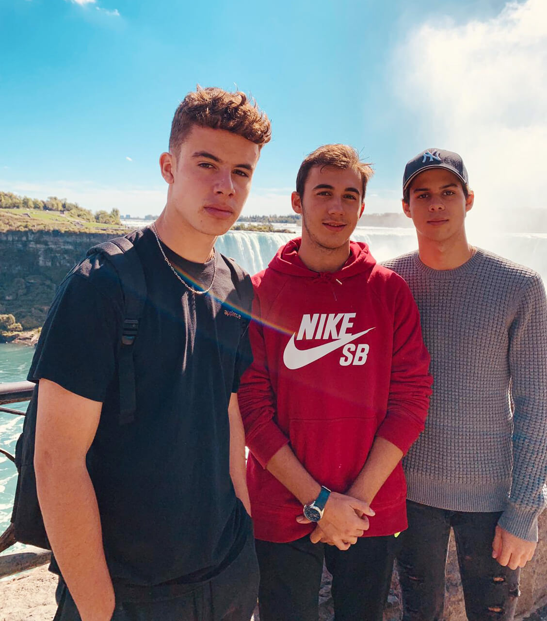 Tres estudiantes de año escolar en el extranjero, frente a las cataratas del Niágara