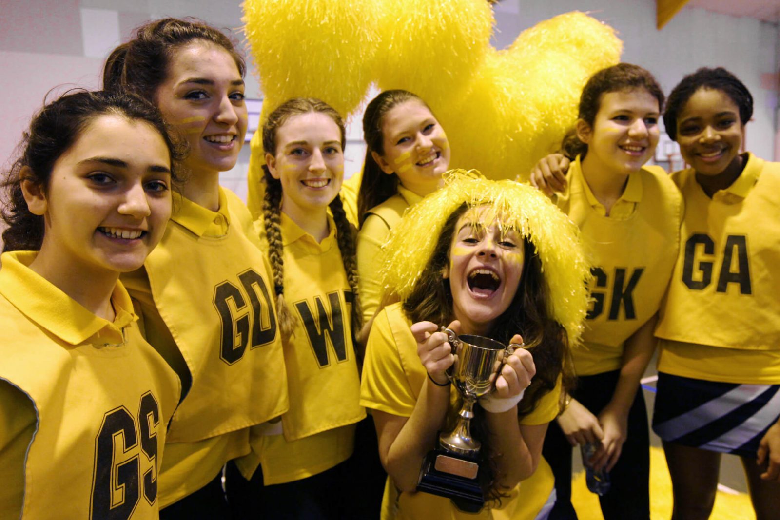 grupo de chicas ganador de torneo escolar de deporte - Roedean School