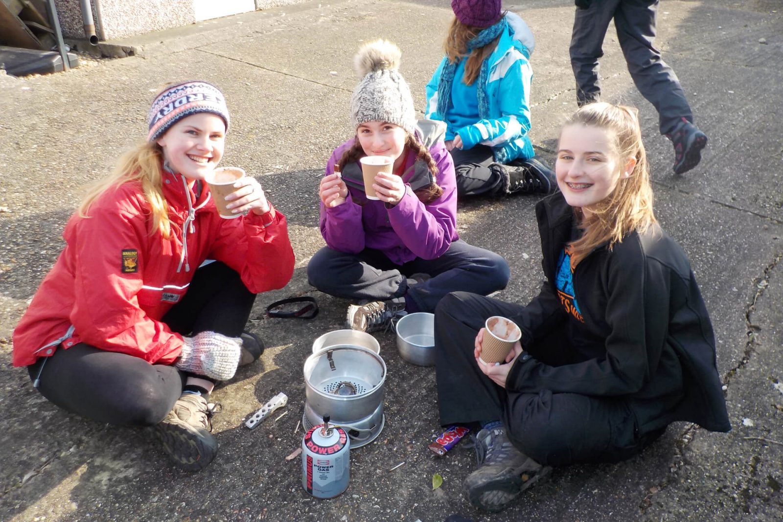 Tres compañeras tomando un chocolate caliente tras caminata - Roedean School