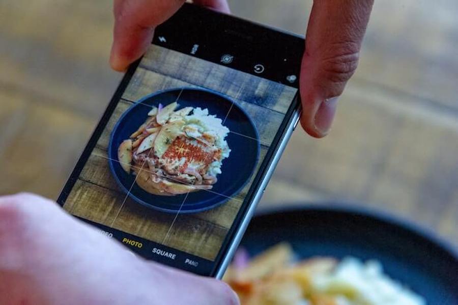 foto de smartphone con plato de comida