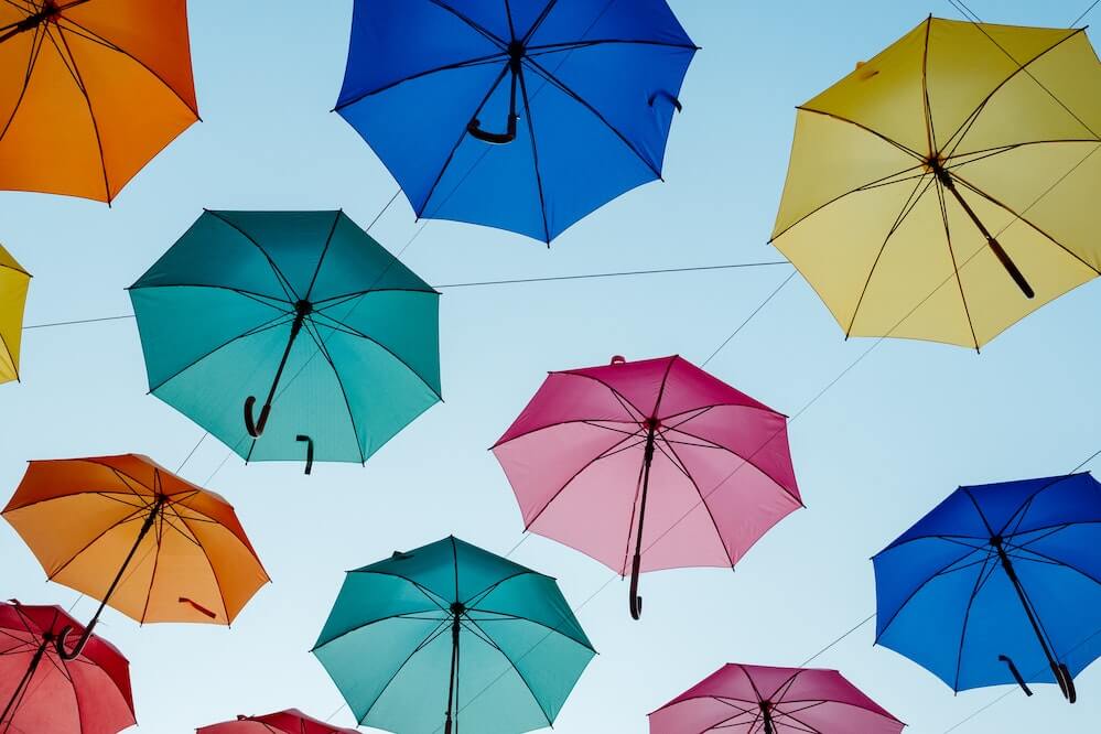 paraguas de colores abiertos